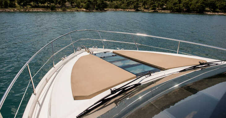 Rent a motorboat in Marina Mandalina - Fairline Squadron 42
