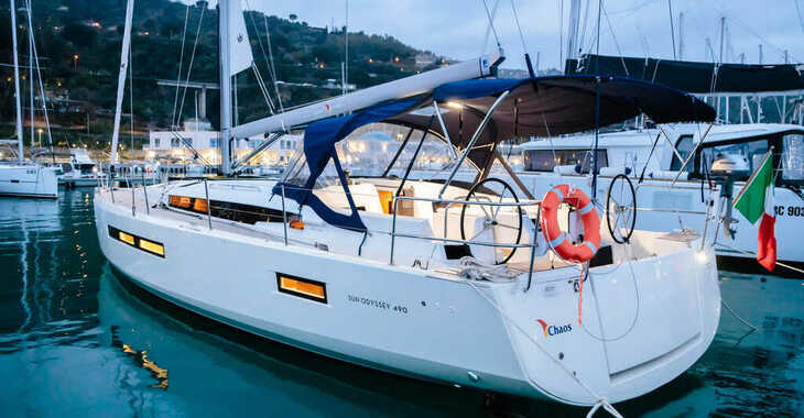 Chartern Sie segelboot in Porto Capo d'Orlando Marina - Sun Odyssey 490