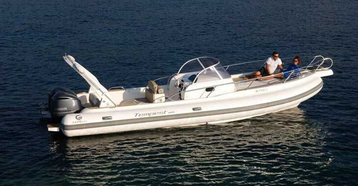 Chartern Sie motorboot in Marina di Cannigione - Tempest 900