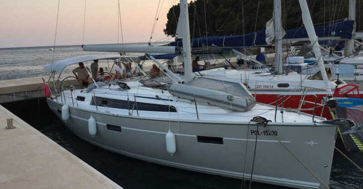 Rent a sailboat in Marina Sukosan (D-Marin Dalmacija) - Bavaria 37 Cruiser