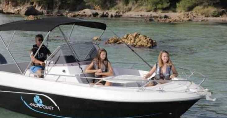 Rent a motorboat in Club de Mar - Pacific Craft 670 Open