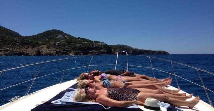 Chartern Sie yacht in Marina Ibiza -  Sunseeker Predator 60ft 