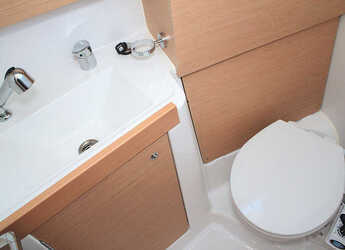 Rent a sailboat in Marina Port de Mallorca - Oceanis 38.1