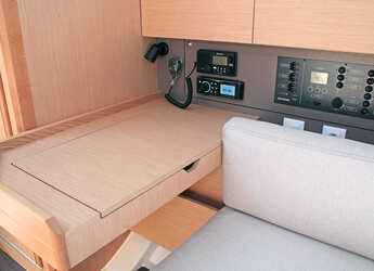 Rent a sailboat in Marina Port de Mallorca - Oceanis 38.1