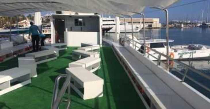 Rent a power catamaran  in Marina el Portet de Denia - Catamarán 250 plazas