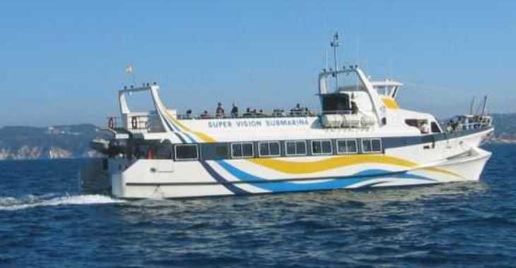 Rent a power catamaran  in Marina el Portet de Denia - Catamarán 250 plazas