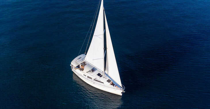 Rent a sailboat in Marina Mandalina - Bavaria Cruiser 33
