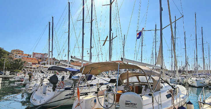 Chartern Sie segelboot in Trogir (ACI marina) - Bavaria Cruiser 33