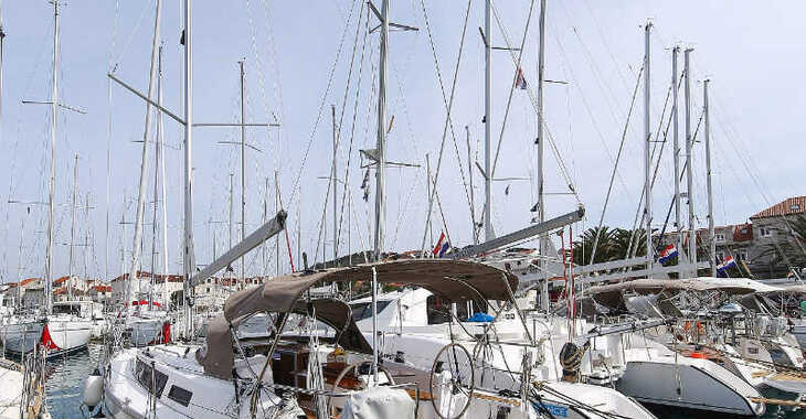 Rent a sailboat in Trogir ACI Marina - Bavaria Cruiser 34 - 2 cab.