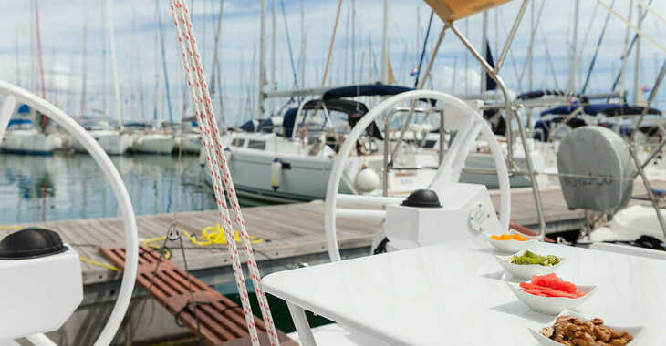 Rent a sailboat in Marina Kastela - Elan E3