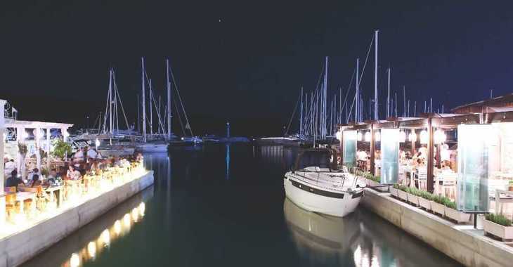 Rent a motorboat in Marina Kornati - Bavaria S29