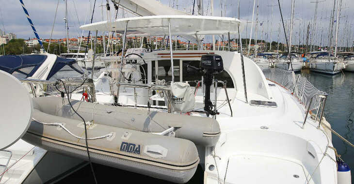 Rent a catamaran in Veruda Marina - Lagoon 380 - 4 cab.
