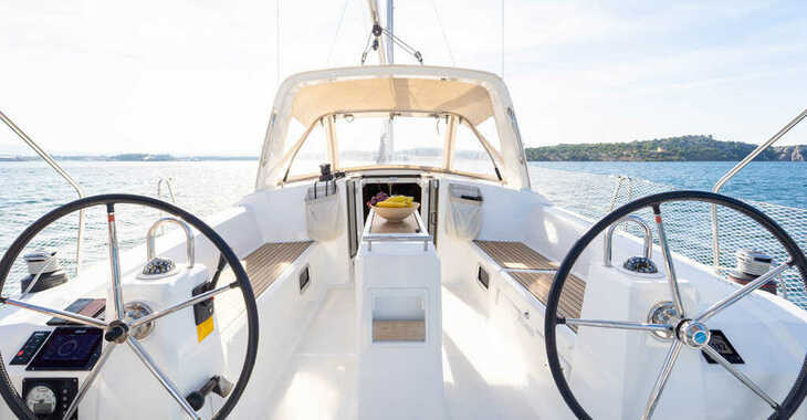 Rent a sailboat in Marina Mandalina - Oceanis 38 - 3 cab.