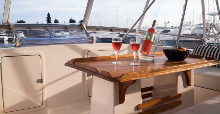 Chartern Sie yacht in Alimos Marina - Riviera 48