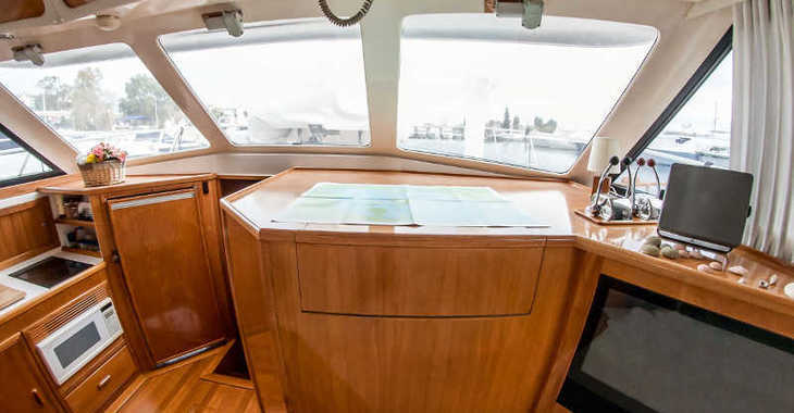 Chartern Sie yacht in Alimos Marina - Riviera 48