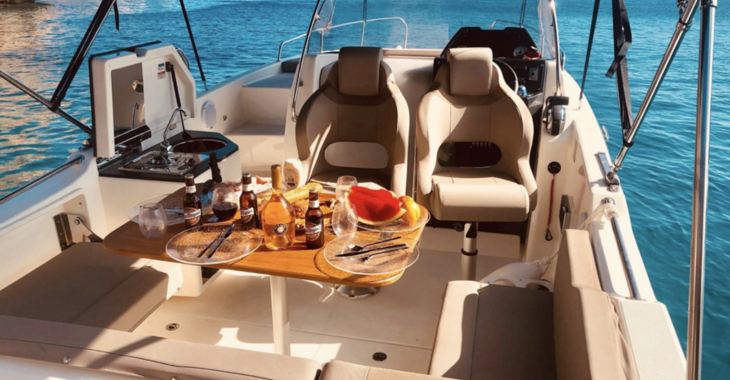 Rent a motorboat in Port Mahon - Quicksilver 755 Sundeck