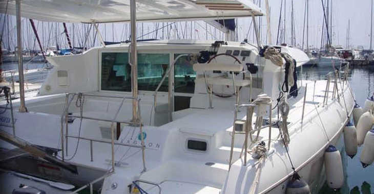 Rent a catamaran in Alimos Marina Kalamaki - Lagoon 420