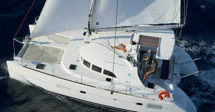 Rent a catamaran in Paros Marina - Lagoon 380