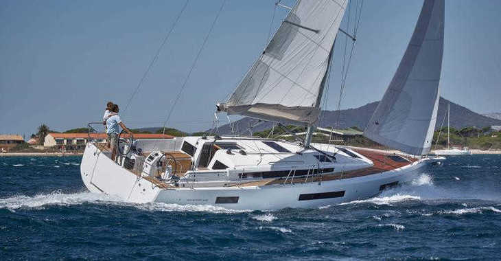 Chartern Sie segelboot in Marina di Cannigione - Sun Odyssey 440
