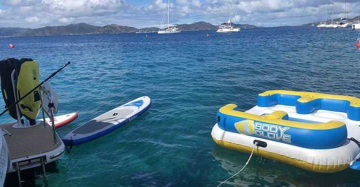 Rent a power catamaran in Palm Cay Marina - Horizon 52