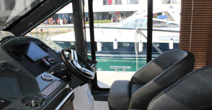 Rent a motorboat in Marina Baotić - Bavaria R40 FLY