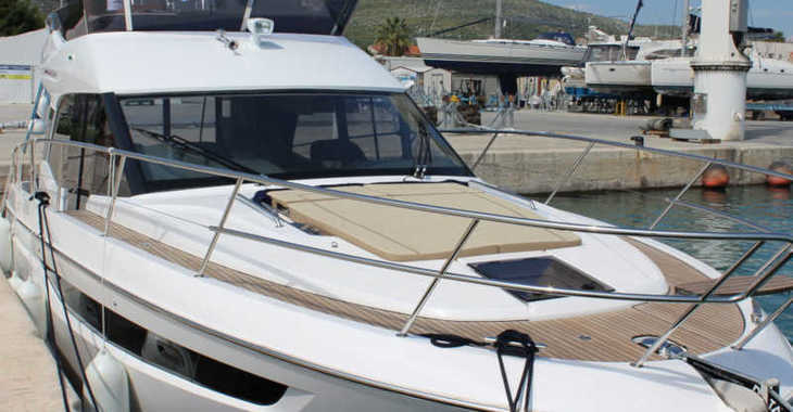 Rent a motorboat in Marina Baotić - Bavaria R40 FLY