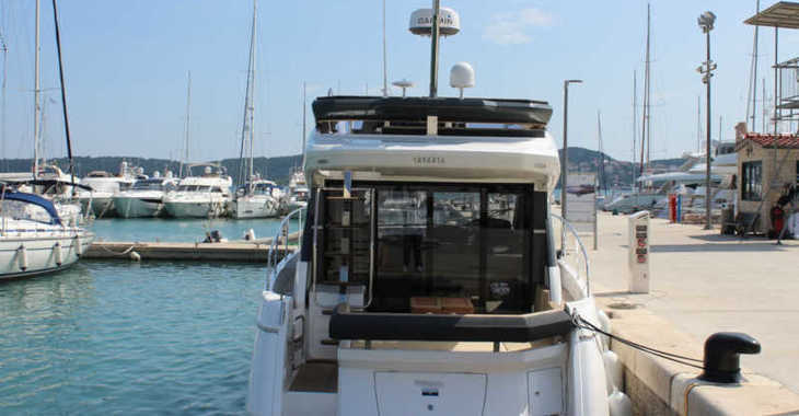 Chartern Sie motorboot in Marina Baotić - Bavaria R40 FLY