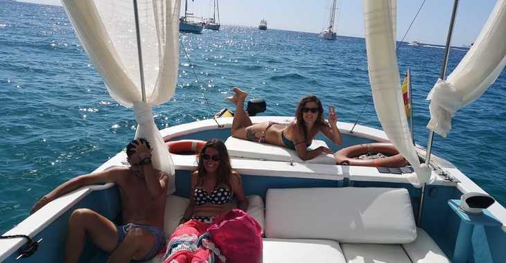 Rent a motorboat in Marina Ibiza - Barco Chanquete