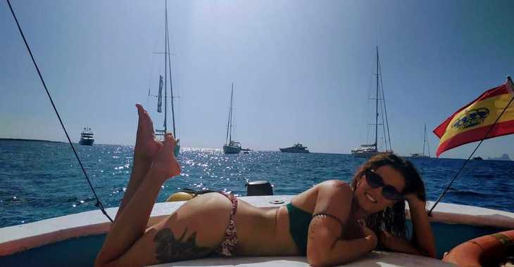 Rent a motorboat in Marina Ibiza - Barco Chanquete