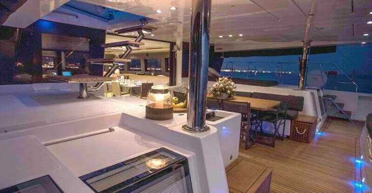 Rent a catamaran in Marina d'Arechi - Lagoon 620 Essence