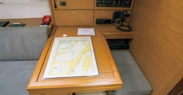 Chartern Sie segelboot in Marina Baotić - Jeanneau 54 - 4 + 1 cab.