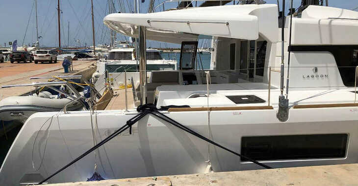 Rent a catamaran in Agios Kosmas Marina - Lagoon 52 F - 6 + 2 cab.