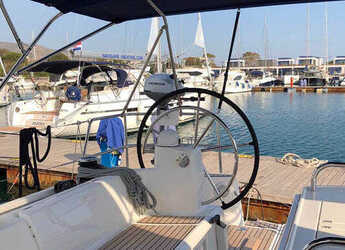 Chartern Sie segelboot in Agios Kosmas Marina - Sun Odyssey 519 - 5 cab.