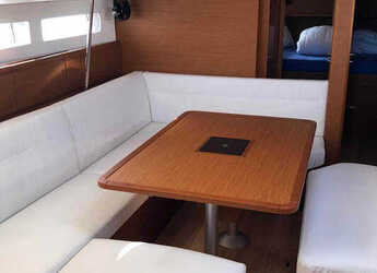 Chartern Sie segelboot in Agios Kosmas Marina - Sun Odyssey 519 - 5 cab.