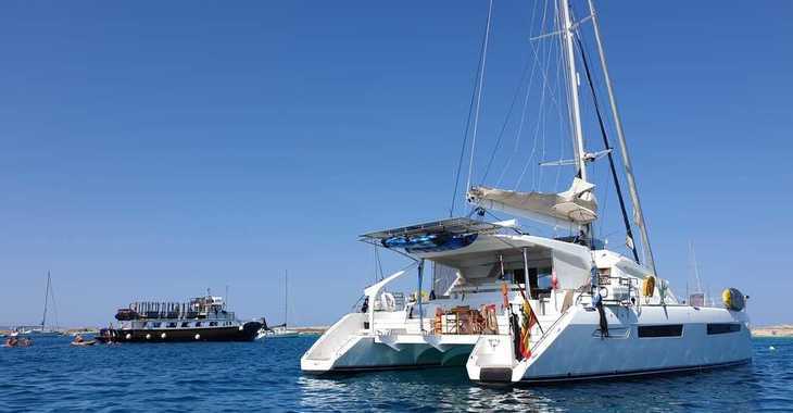 Rent a catamaran in Muelle de la lonja - Privilege 615