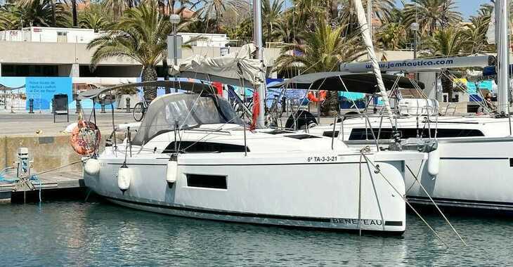 Rent a sailboat in Port Olimpic de Barcelona - Oceanis 30.1
