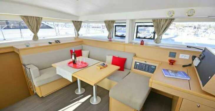 Rent a catamaran in Lavrion Marina - Lagoon 400 S2.