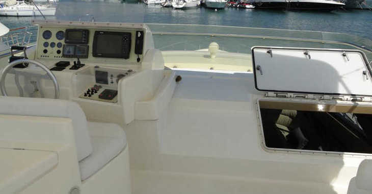 Chartern Sie yacht in Alimos Marina - Ferretti 680