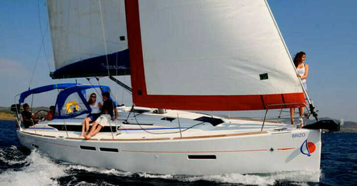 Rent a sailboat in Marina Zeas - Sunsail 41 (Classic)