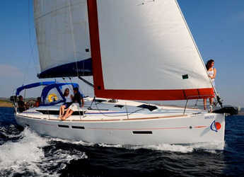 Rent a sailboat in Marina Zeas - Sunsail 41 (Classic)