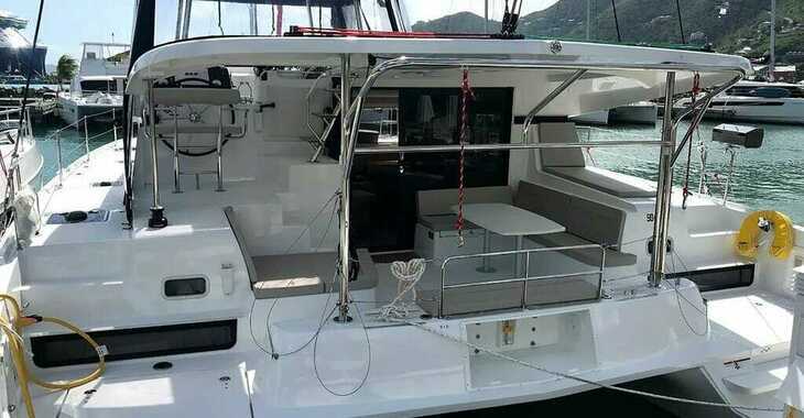 Rent a catamaran in Marina Zeas - Sunsail Lagoon 424 (Classic)
