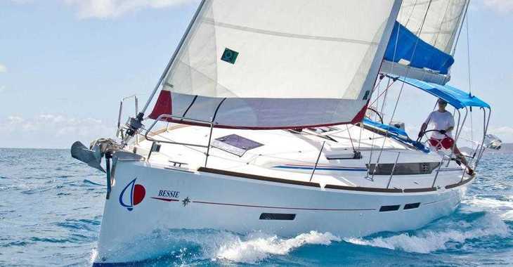 Rent a sailboat in Marina Zeas - Sunsail 410 (Classic)