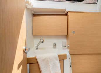 Rent a sailboat in Porto Capo d'Orlando Marina - Oceanis 35.1