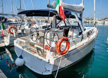 Rent a sailboat in Porto Capo d'Orlando Marina - Oceanis 35.1