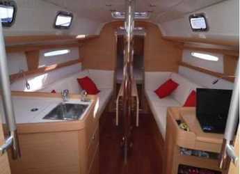 Rent a sailboat in Porto Capo d'Orlando Marina - First 30