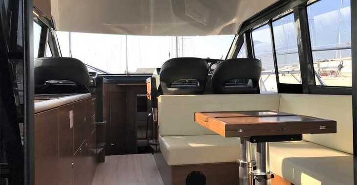 Chartern Sie motorboot in Marina Kastela - Bavaria R40 FLY