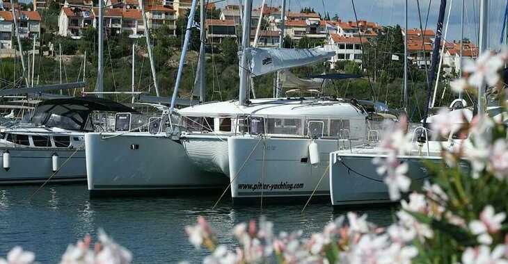 Rent a catamaran in Veruda - Lagoon 400 S2 - 4 + 2 cab.