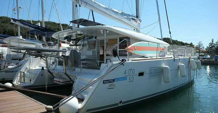 Rent a catamaran in Veruda Marina - Lagoon 400 S2 - 4 + 2 cab.