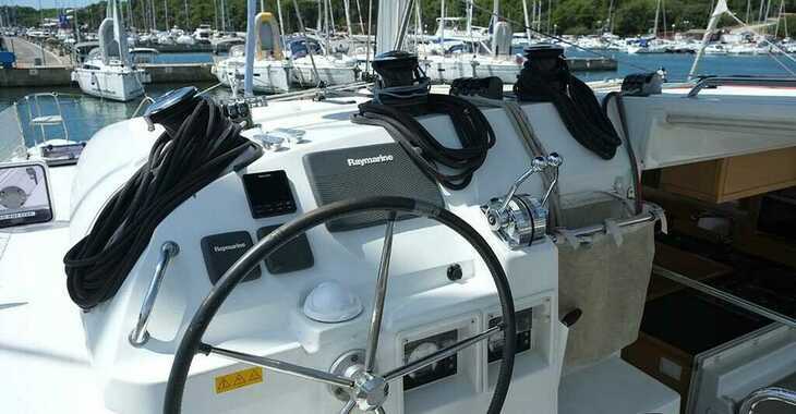 Rent a catamaran in Veruda Marina - Lagoon 400 S2 - 4 + 2 cab.