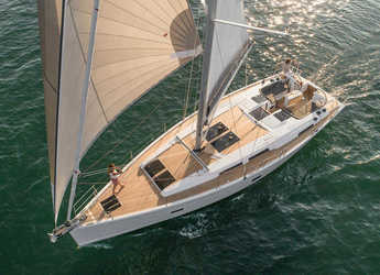 Rent a sailboat in Port Lavrion - Hanse 458